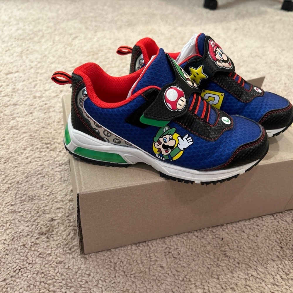 Youth boy size 1 Mario light up sneakers